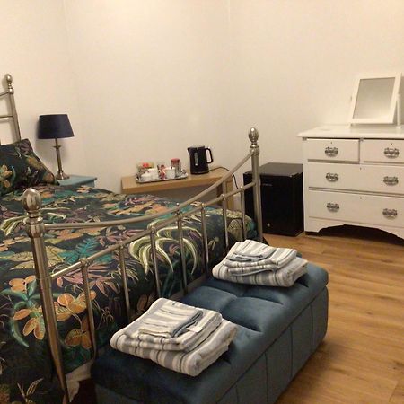 Ocean Waves Bed & Breakfast Gorleston-On-Sea ภายนอก รูปภาพ